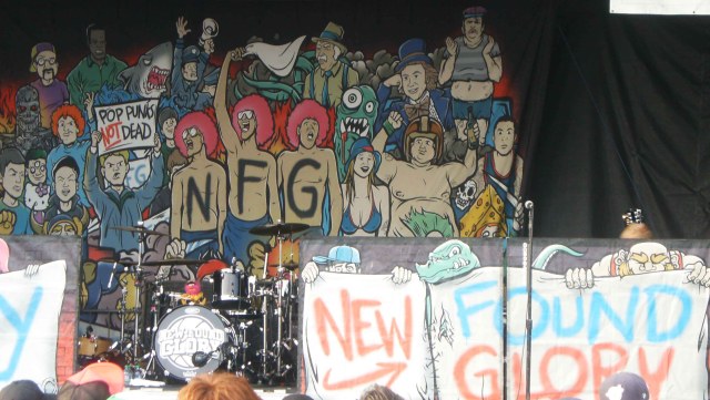 El escenario, listo para New Found Glory.