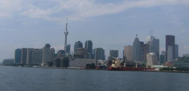 Skyline de Toronto desde el lago Ontario.