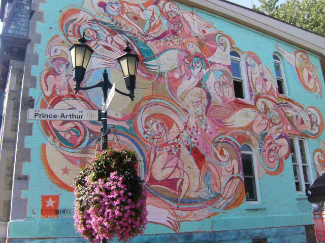 Pintura mural cercana a St. Louis Square.