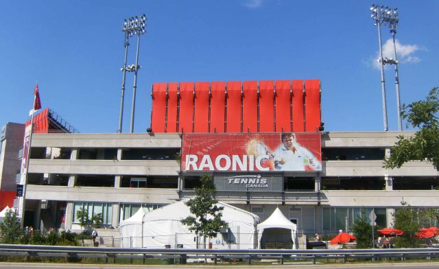 Exterior del Rexall Centre, con el cartel de Milos Raonic, el héroe local.
